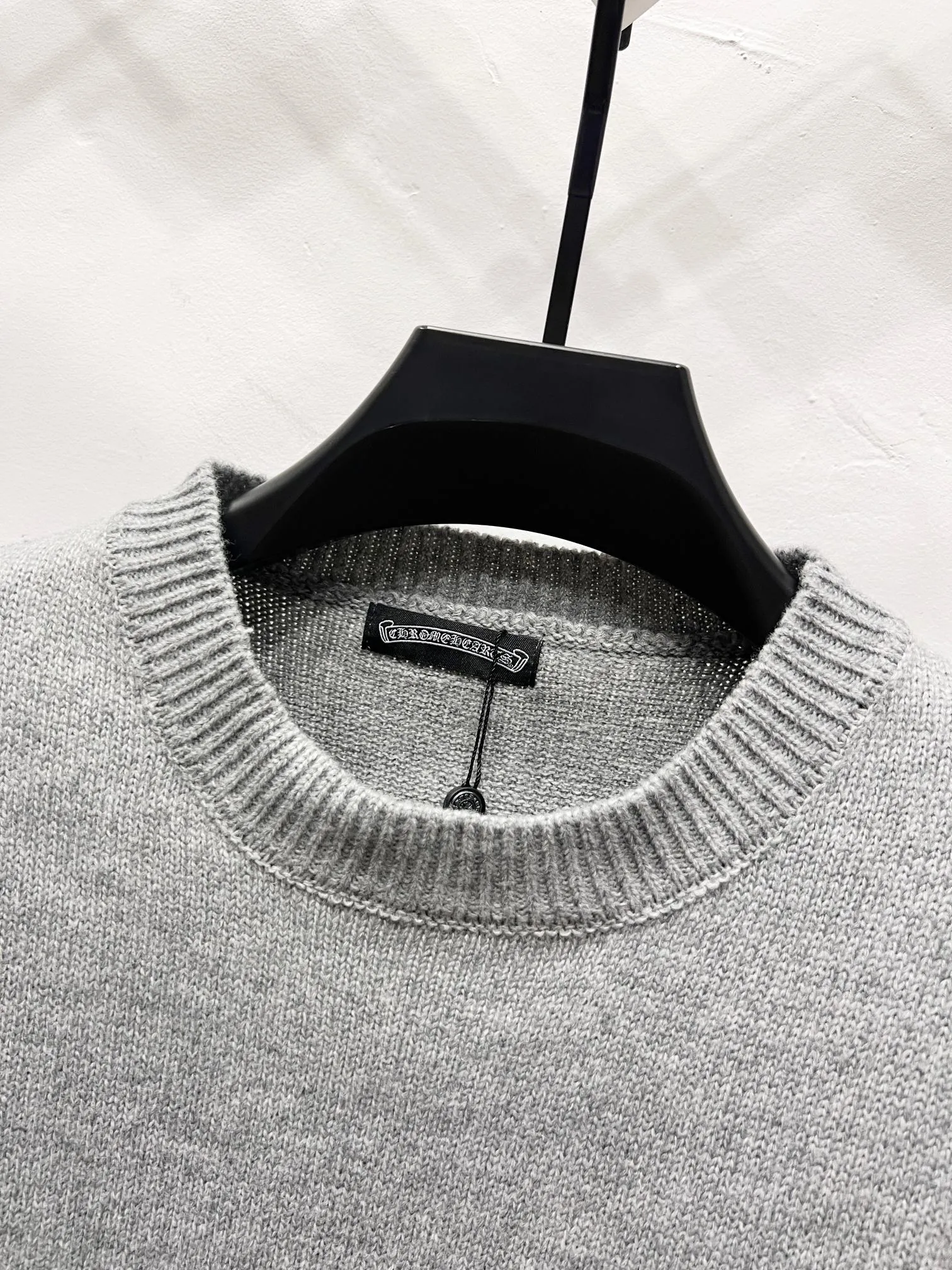 P240 High quality, model number: (Q061) Chrome Hearts CH Chrome Hearts patchwork cross hole knitted sweater pullover. It’s a very eye-catching style. It’s the same style for men and women. It’s black and white. It looks great in real life. It looks great in daily wear. It’s even better in photos. It’s hard not to buy it. Buy it for me!!! Believe me, no one can refuse such a long Chrome Hearts jacket. It has an expanded version based on the old version. The upper body is loose and stylish. Casual design with an expanded hem. Fat people are extremely slim. Thin people have a limited height. Ten thousand yuan ZP printing. 1:1 perfect restoration. Looks good when worn alone. Can be easily controlled by both men and women. If you care more about quality, you must also respect the price. It is completely different from the thin transparent bottoms on the market that pill when worn. If the style makes you shine at a glance, then quality is what you should pay more attention to. We focus on quality rather than price. Customers who have received my products all know it. ️️️ Sweaters on the market are generally made of bract core yarn. We use modal. The advantages over core-spun yarn are very intuitive: high cost, high price, high density, relatively expensive for developers, and let us make a lot less money. In addition, it is delicate, has no scum on the upper body, resists pilling, and is high-end. We are conscientious sellers and do not use core-spun yarn. Apart from being cheap, core-spun yarn is really useless. It shrinks, pills, hooks, and makes people pierced. He is proficient in everything. It is 2024. Who doesn’t want to look decent when they go out? Quality determines the upper body effect. No matter how bad the quality, the best style is still the temperament of the urban-rural fringe. We only do long-term business. Quality determines character. Take it back and wear it with confidence and wash it. The quality of the pattern will definitely make your eyes shine. We only make the right version of high quality. We make high-end hard goods. Reject junk goods and reject fast food. Conscientious quality and conscientious price. You deserve it!  Color: Black White Gray Red Size: S M L